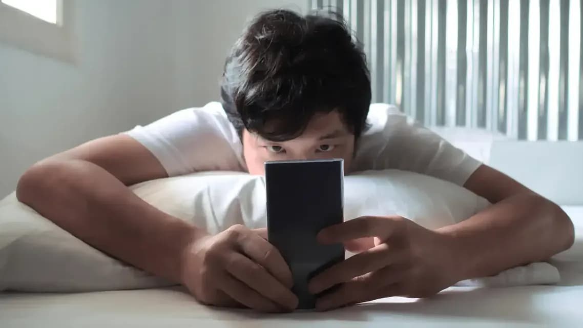 醒来就刷手机该不该改:睡眠惯性期的两种说法