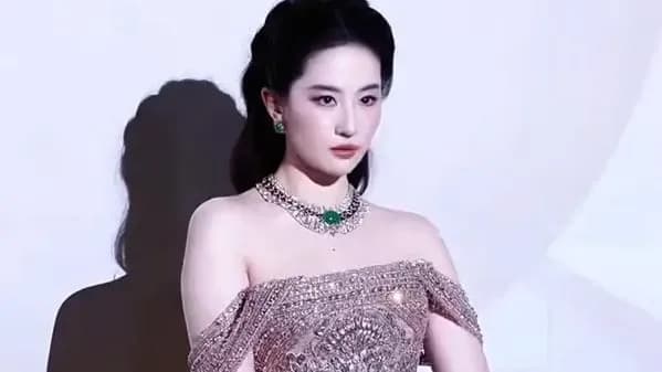 晚宴三人造型盘点:深V、抹胸、碎钻裙三件事一次说清