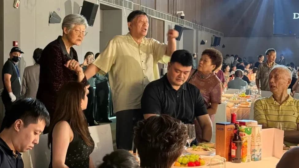 姚明携父母赴亲戚婚宴始末:从入席到席间,报道写了什么